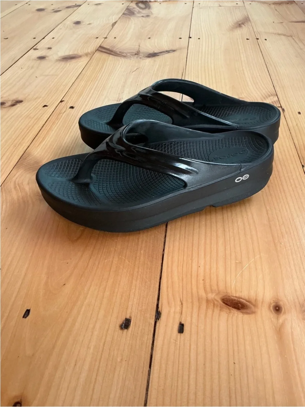 🖤 OOFOS OOmega OOlala Black Platform Recovery Thong Sandals - Men's Size 8